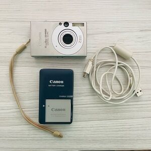 Canon silver PowerShot SD1000 Digital Elph camera 7.1 MP, 3X zoom